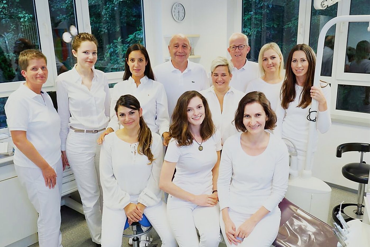 Das Praxisteam der MKG-Praxis Dr. Dr. Zöllner in Bielefeld